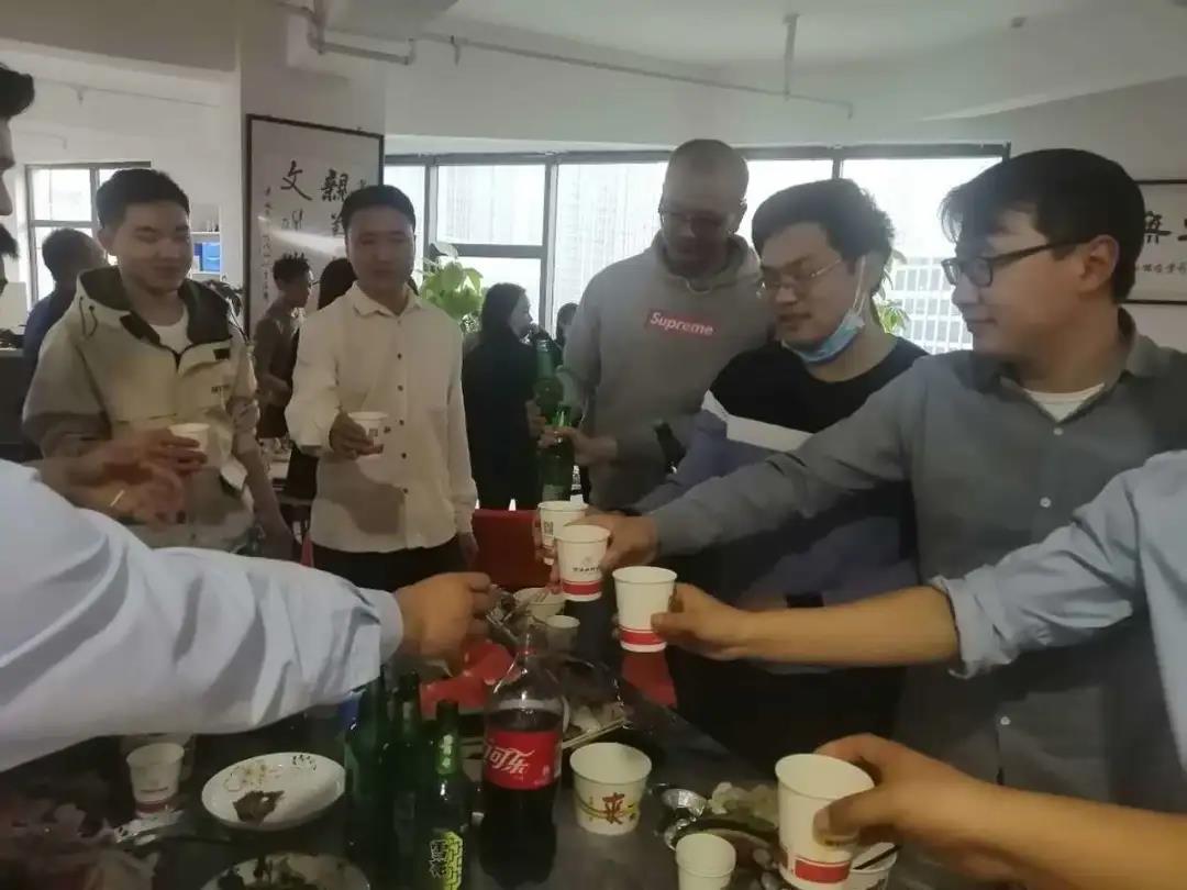 致敬勞動者|百消丹集團(tuán)員工冷餐會順利舉行。